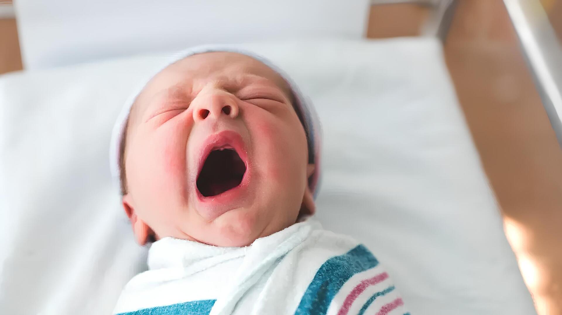 عطسه نوزاد: راهنمایی برای والدین تازه‌ کار