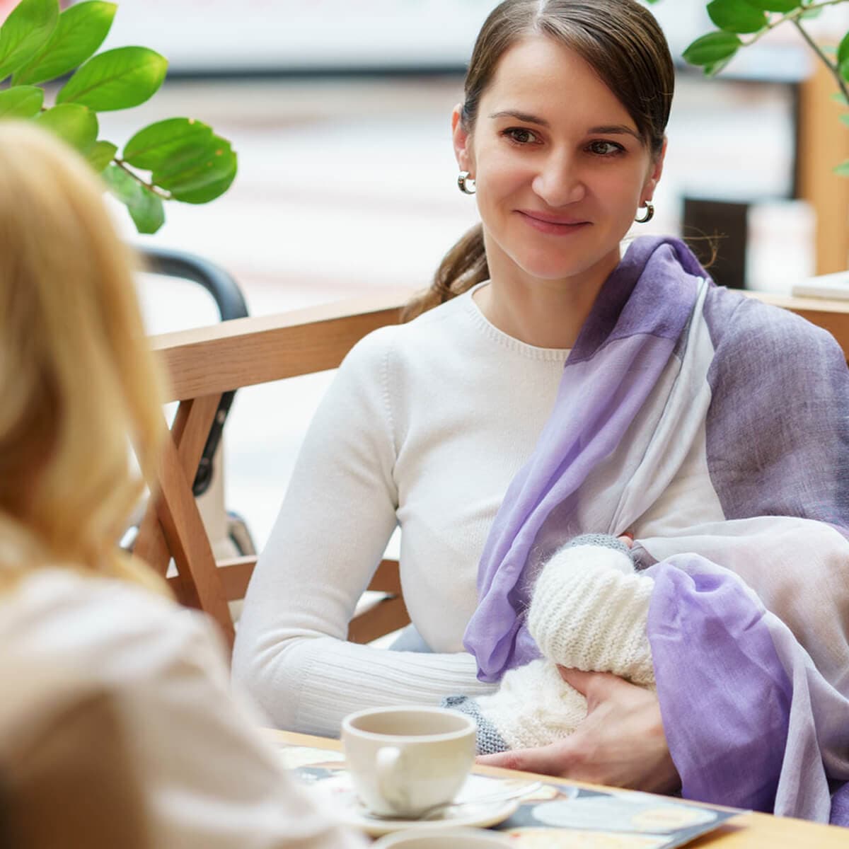 شیر دادن به نوزاد در مکان عمومی – سوالات متداول